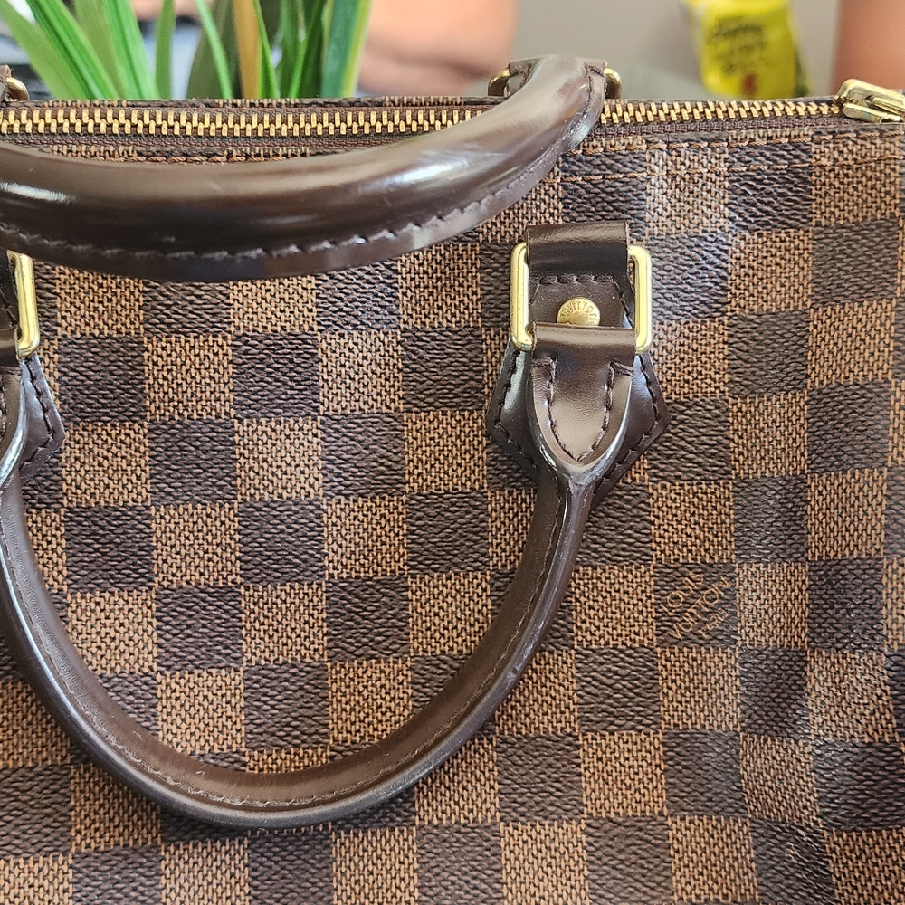 This is an authentic LOUIS VUITTON Damier Ebene Speedy 30. This stylish handbag. - Picture 6 of 15